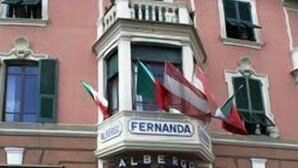 A building with a sign reading "FERNANDA ALBERGO" and flags. - Hotel Fernanda (Rapallo)