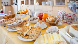 Un bufé de desayuno con diversos alimentos y bebidas.