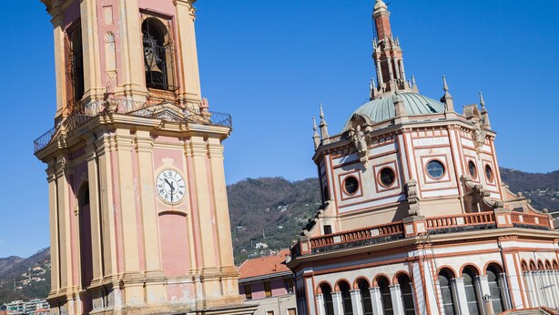 Un edificio histórico con una torre de reloj y una cúpula.