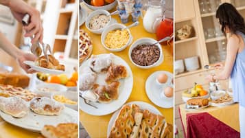 Ein reichhaltiges Frühstücksbuffet mit Speisen und Getränken.