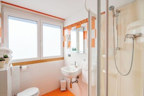 A bathroom with a toilet, sink, and shower. - Albergo la Piazzetta (Rapallo)