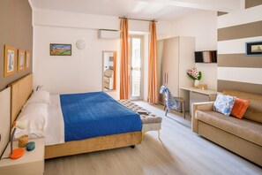 Deluxe tweepersoonskamer | Een minibar, een bureau, een laptopwerkplek, gratis wifi