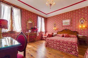 Sengetøy av topp kvalitet, minibar, safe på rommet og skrivebord