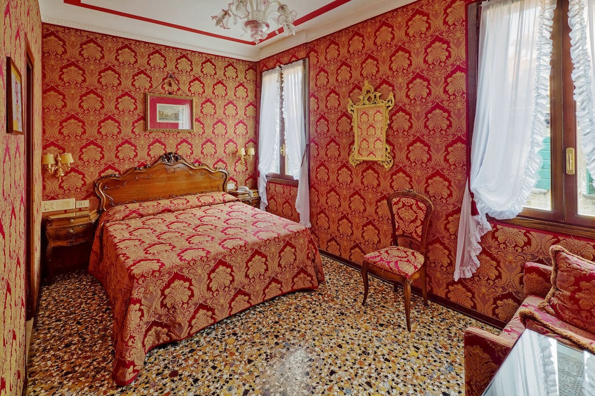 Ropa de cama de alta calidad y minibar