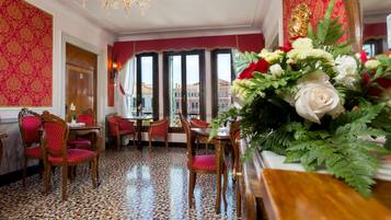 Tägliches einheimisches Frühstück (15 EUR pro Person)