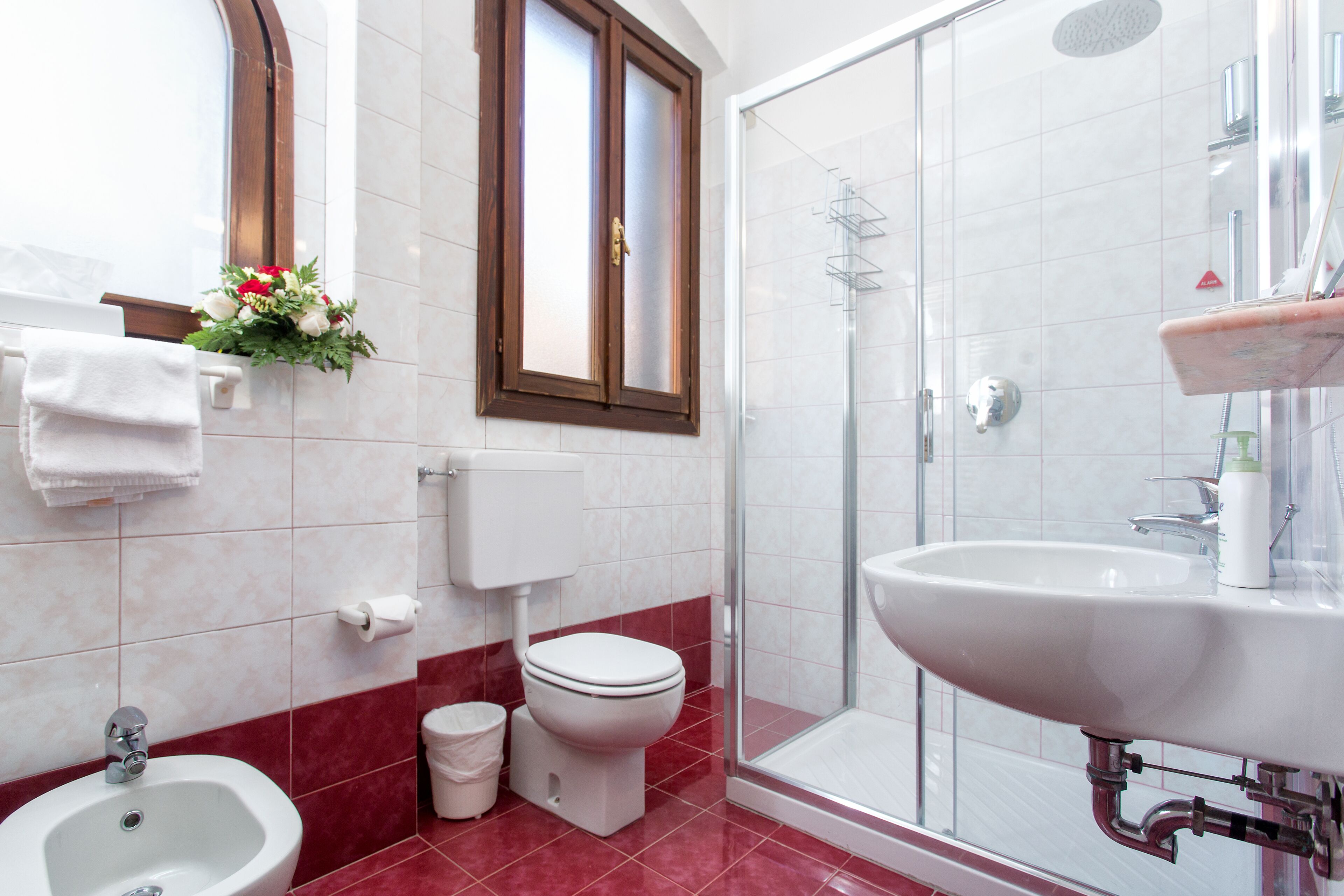 triple room, 1 bedroom | bathroom | shower, free toiletries, hair dryer, bidet
