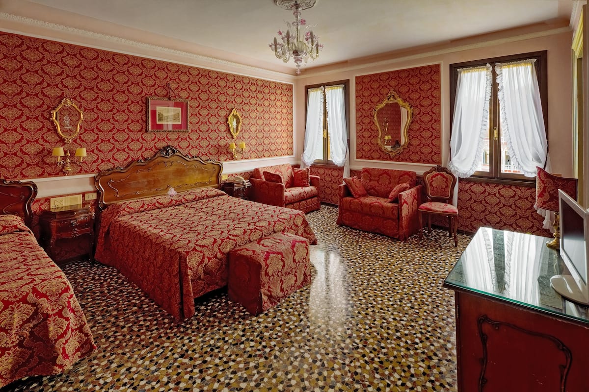 Hochwertige Bettwaren, Minibar, Zimmersafe, Schreibtisch