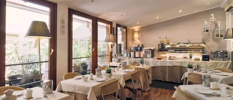 Daily continental breakfast (EUR 10 per person)