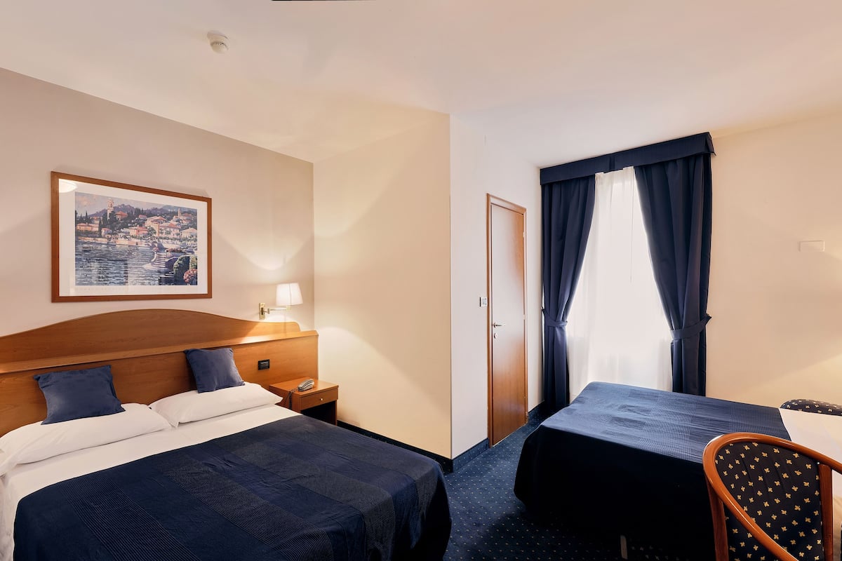 Quadruple Room | In-room safe, desk, iron/ironing board, free WiFi