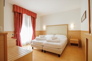 In-room safe, individually furnished, desk, laptop workspace - Club Hotel la Vela (Nago-Torbole)