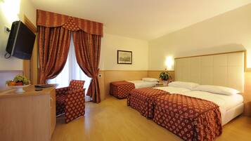 Zimmersafe, individuell eingerichtet, Schreibtisch