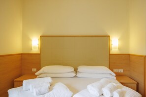 In-room safe, individually furnished, desk, laptop workspace - Club Hotel la Vela (Nago-Torbole)
