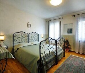 Bureau, Wi-Fi gratuit, draps fournis