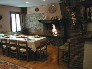 Dining - Ernestina (Miane)