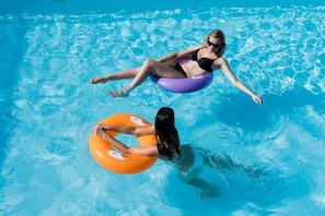 Una piscina al aire libre de temporada