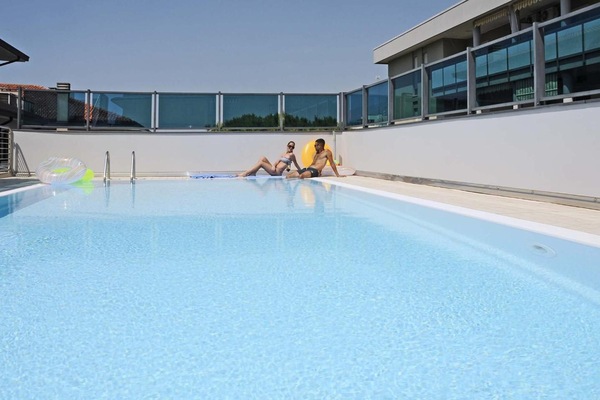 Hồ bơi ngoài trời phục vụ theo mùa