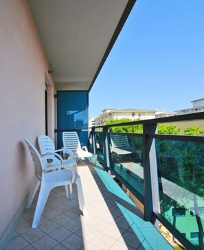 Habitación triple estándar, balcón | Balcón