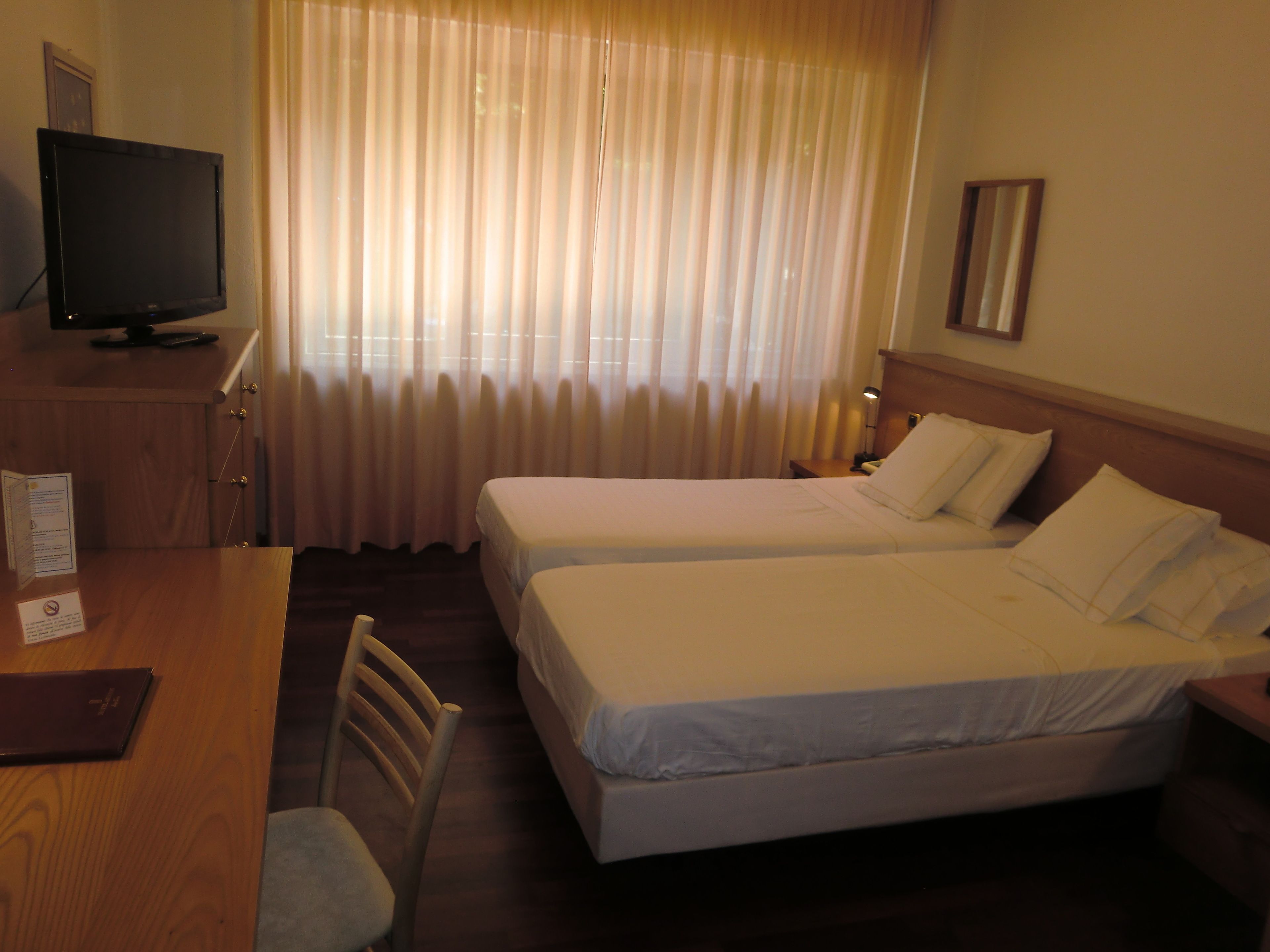 twin room, 2 single beds, non smoking | minibar, desk, soundproofing, free wifi