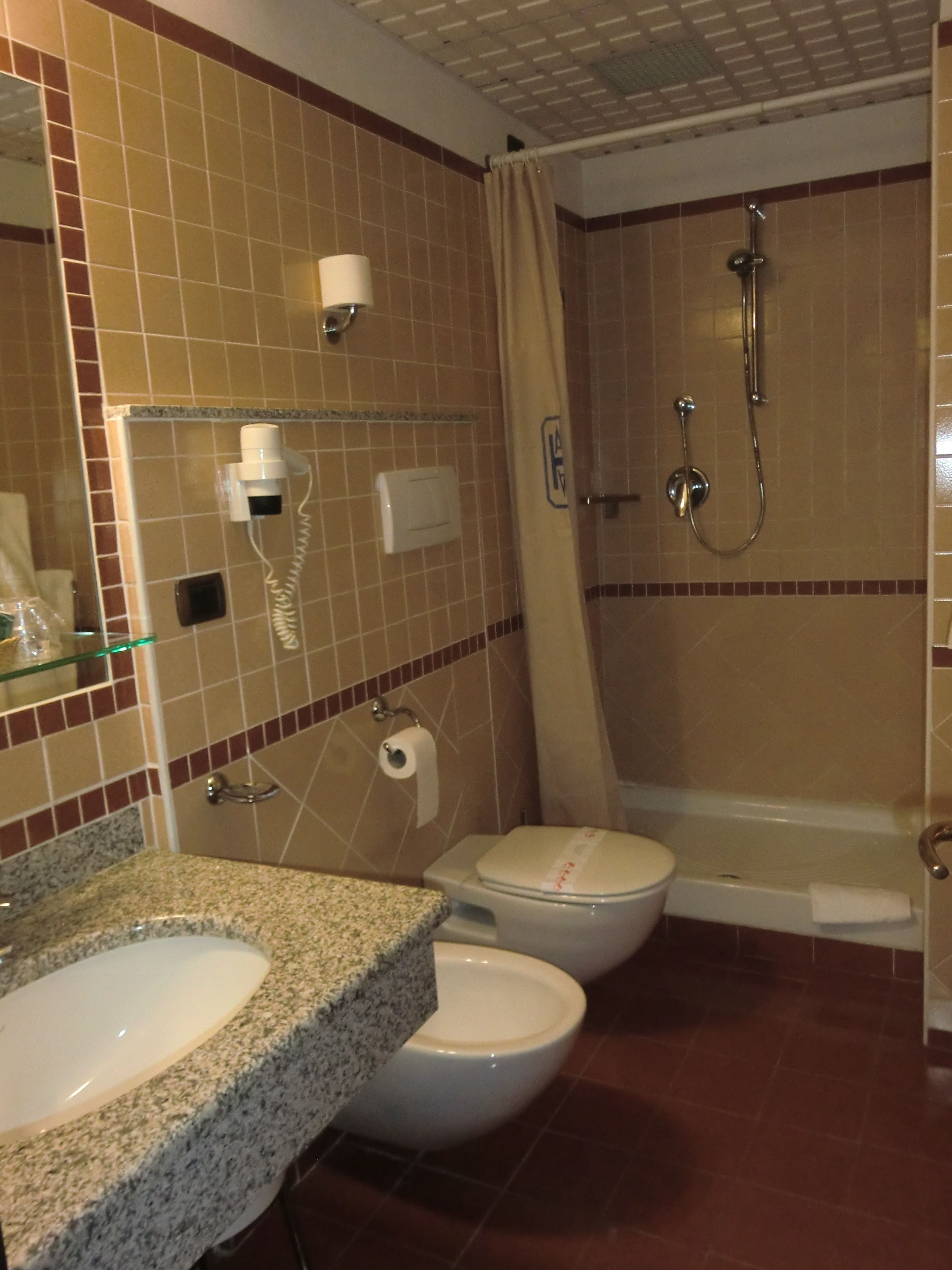 triple room, non smoking | bathroom | hair dryer, bidet, towels