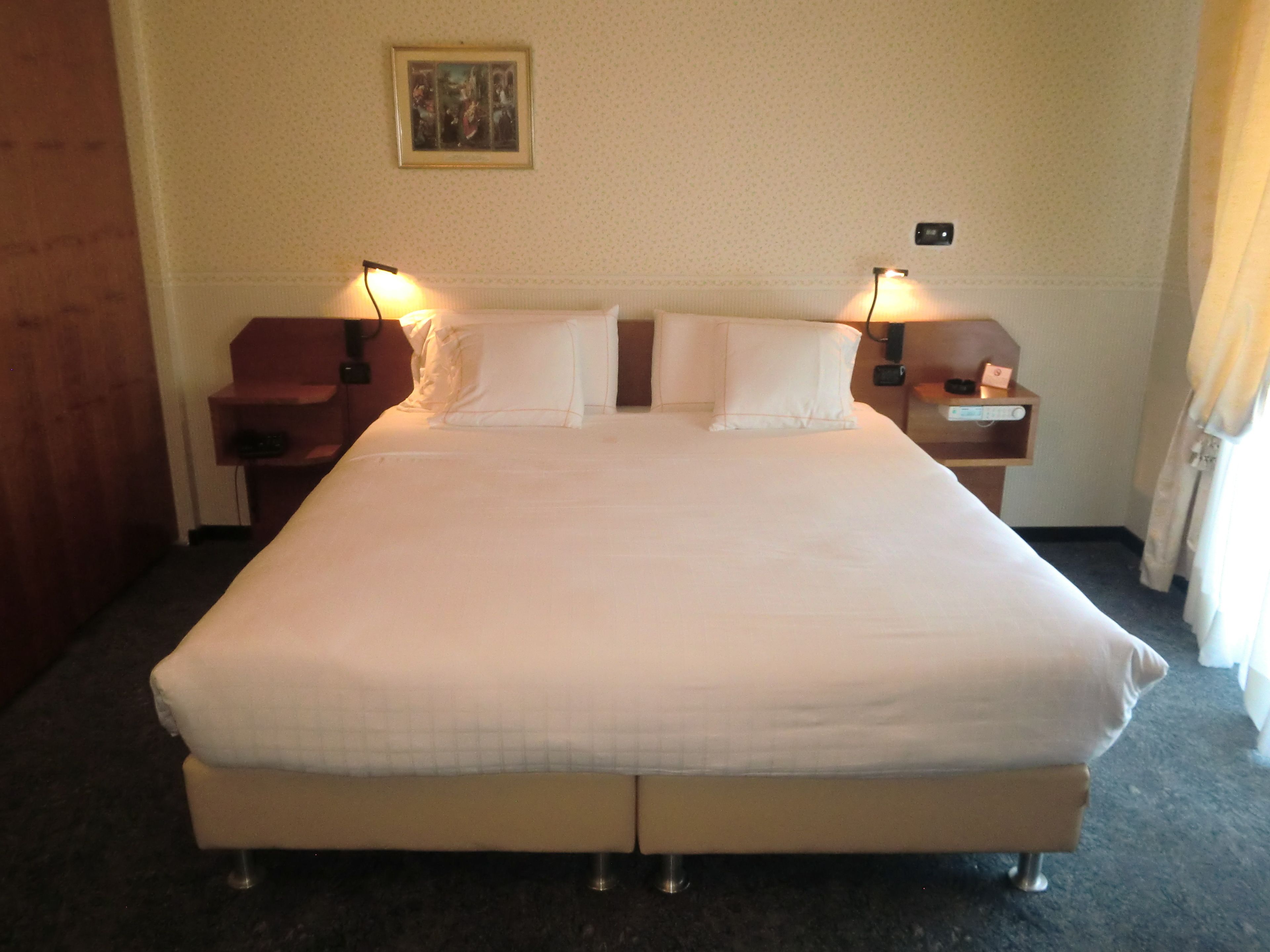 minibar, desk, soundproofing, free wifi