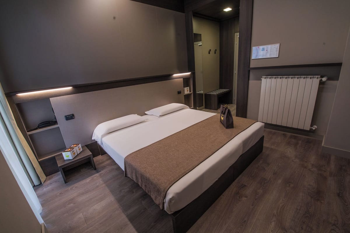 Luxe beddengoed, een kluis op de kamer, een bureau, een laptopwerkplek