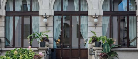 Lunch and dinner served