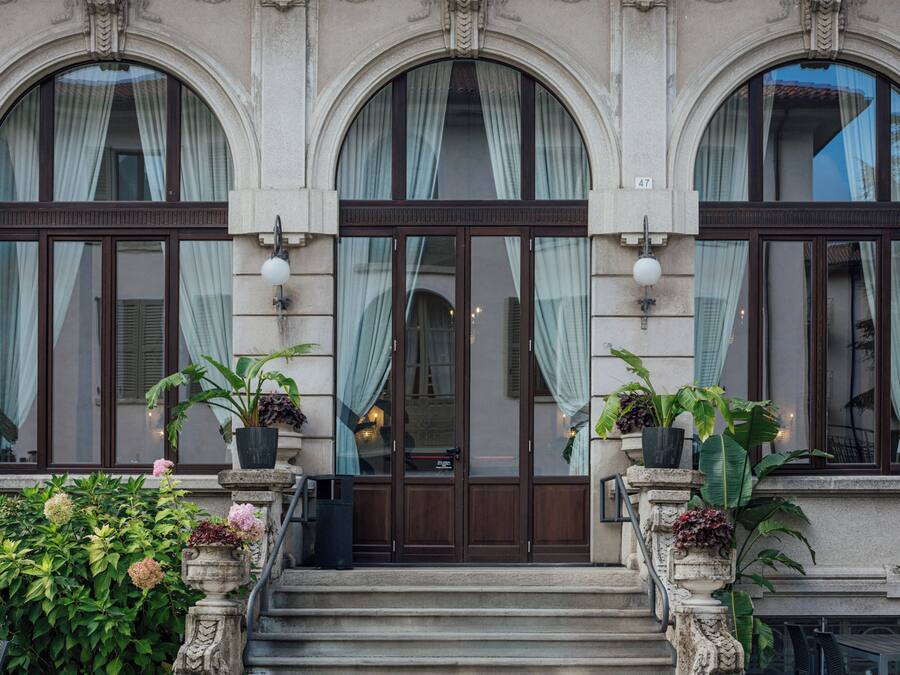 Lunch and dinner served