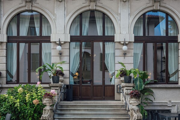 Déjeuner et dîner servis sur place