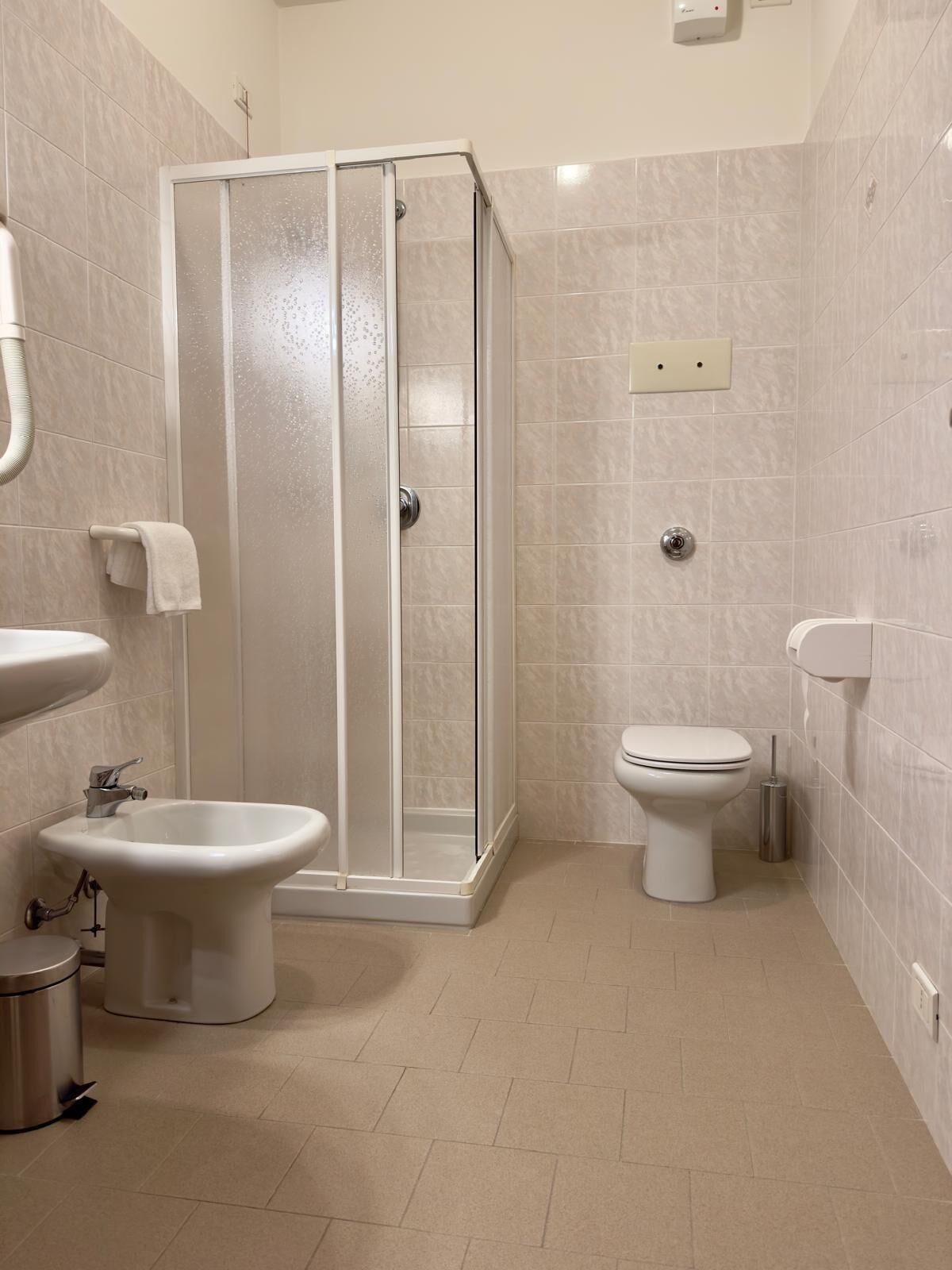 Camera Matrimoniale/Doppia con Letti Singoli con Balcone | Bagno | Set di cortesia gratuito, asciugacapelli, accappatoio, bidet