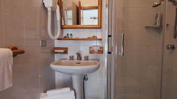 Økonomi-enkeltrom | Bad | Toalettartikler (inkludert), hårføner, badekåper og bidé