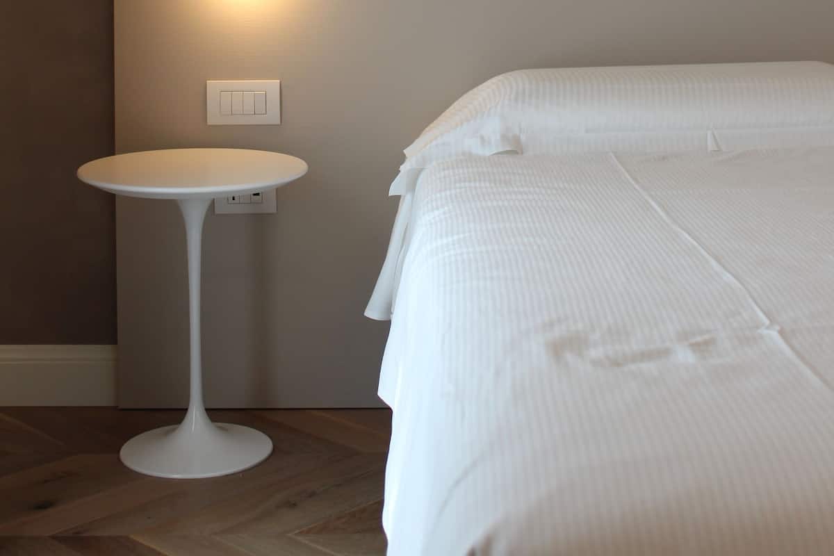 Luxe beddengoed, een kluis op de kamer, een bureau, een laptopwerkplek