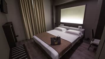 Hochwertige Bettwaren, Zimmersafe, Schreibtisch