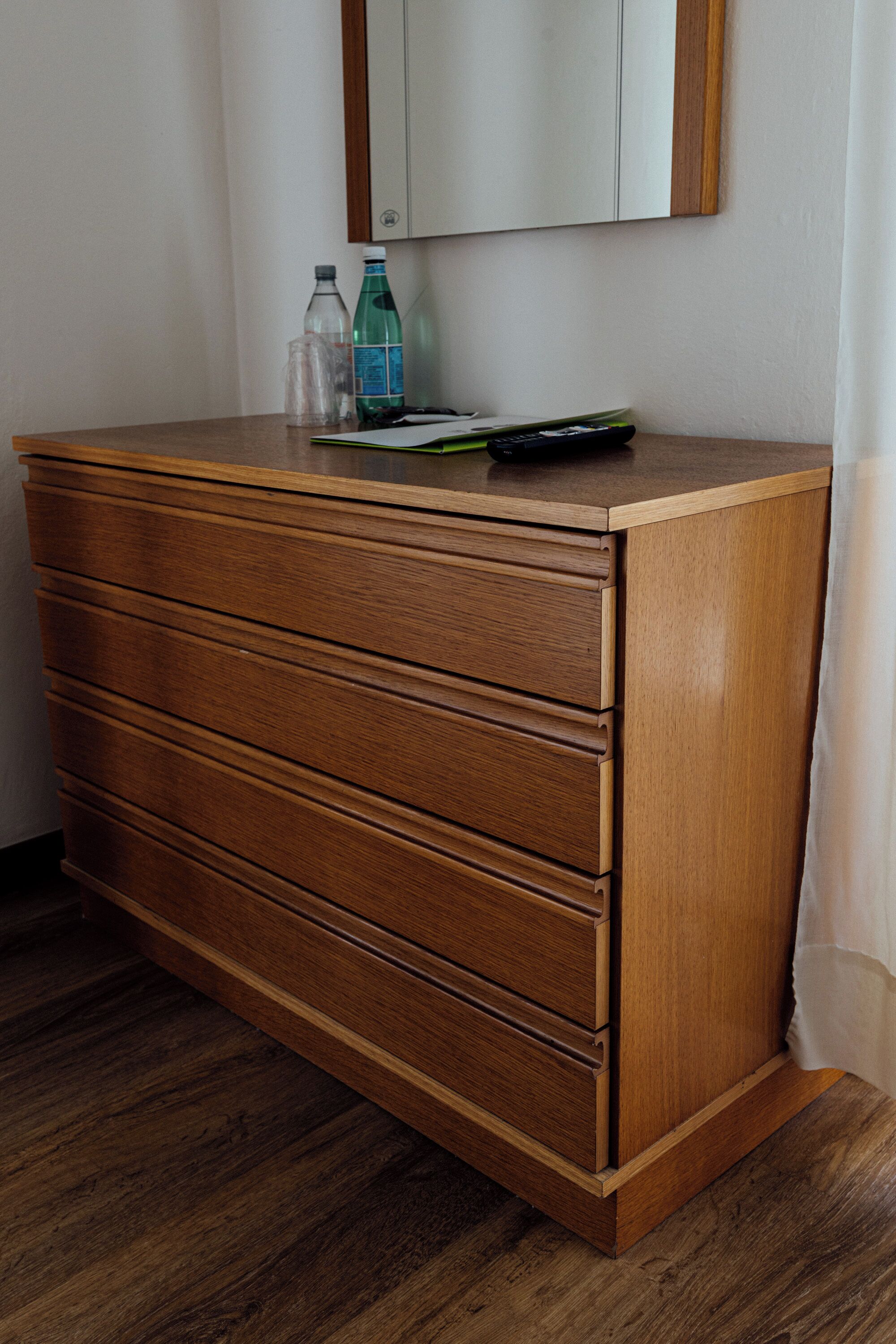 Økonomi-enkeltrom | Oppholdsområde | En 32-tommers Flatskjerm-TV med Parabol-TV