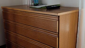 Økonomi-enkeltrom | Oppholdsområde | En 32-tommers Flatskjerm-TV med Parabol-TV