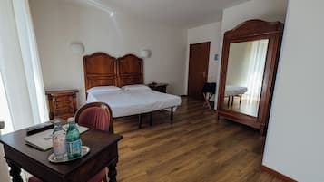 Premium bedding, in-room safe, desk, laptop workspace