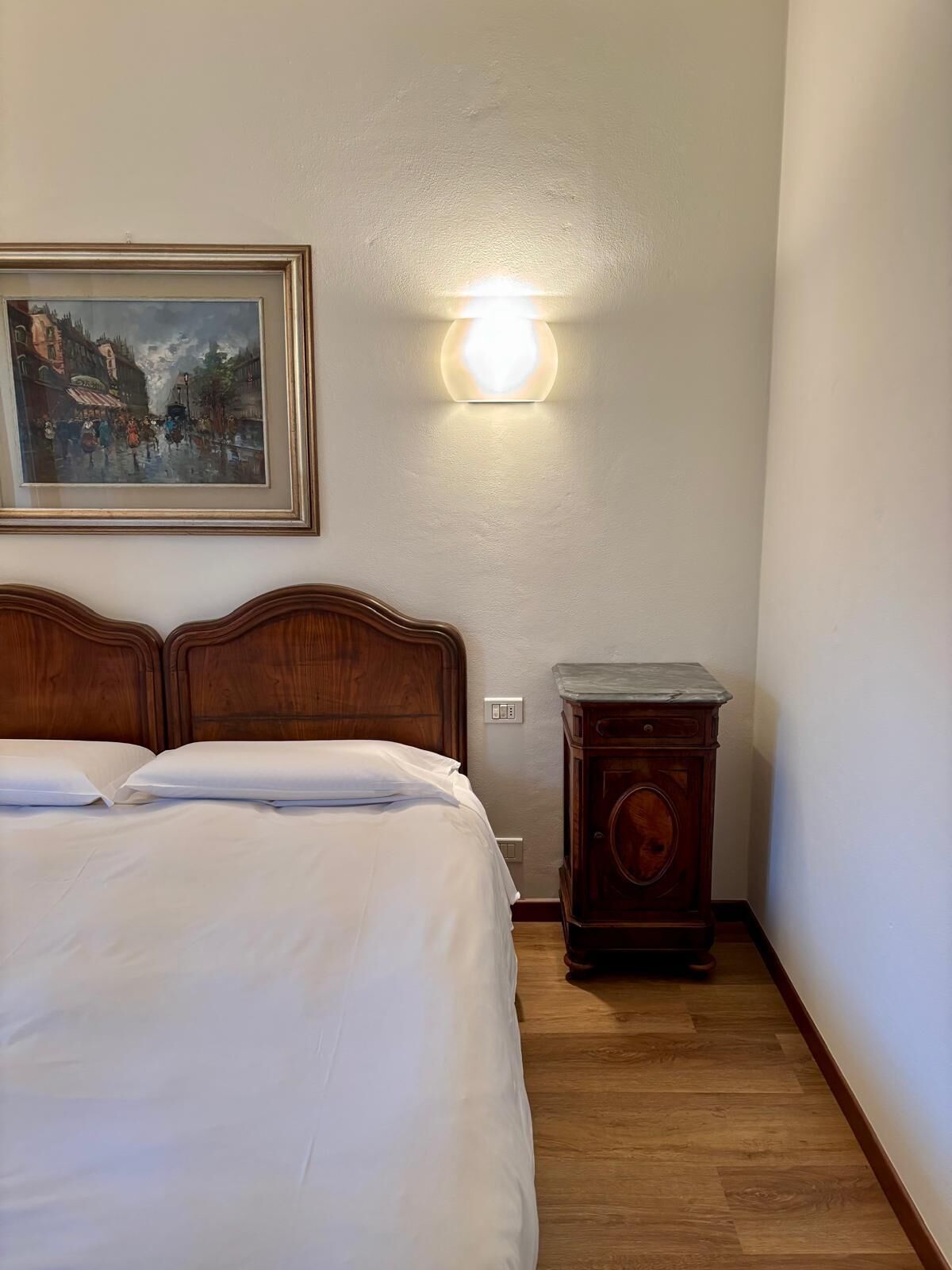 Camera Matrimoniale/Doppia con Letti Singoli con Balcone | Area soggiorno | TV a schermo piatto 32 pollici con canali satellitari