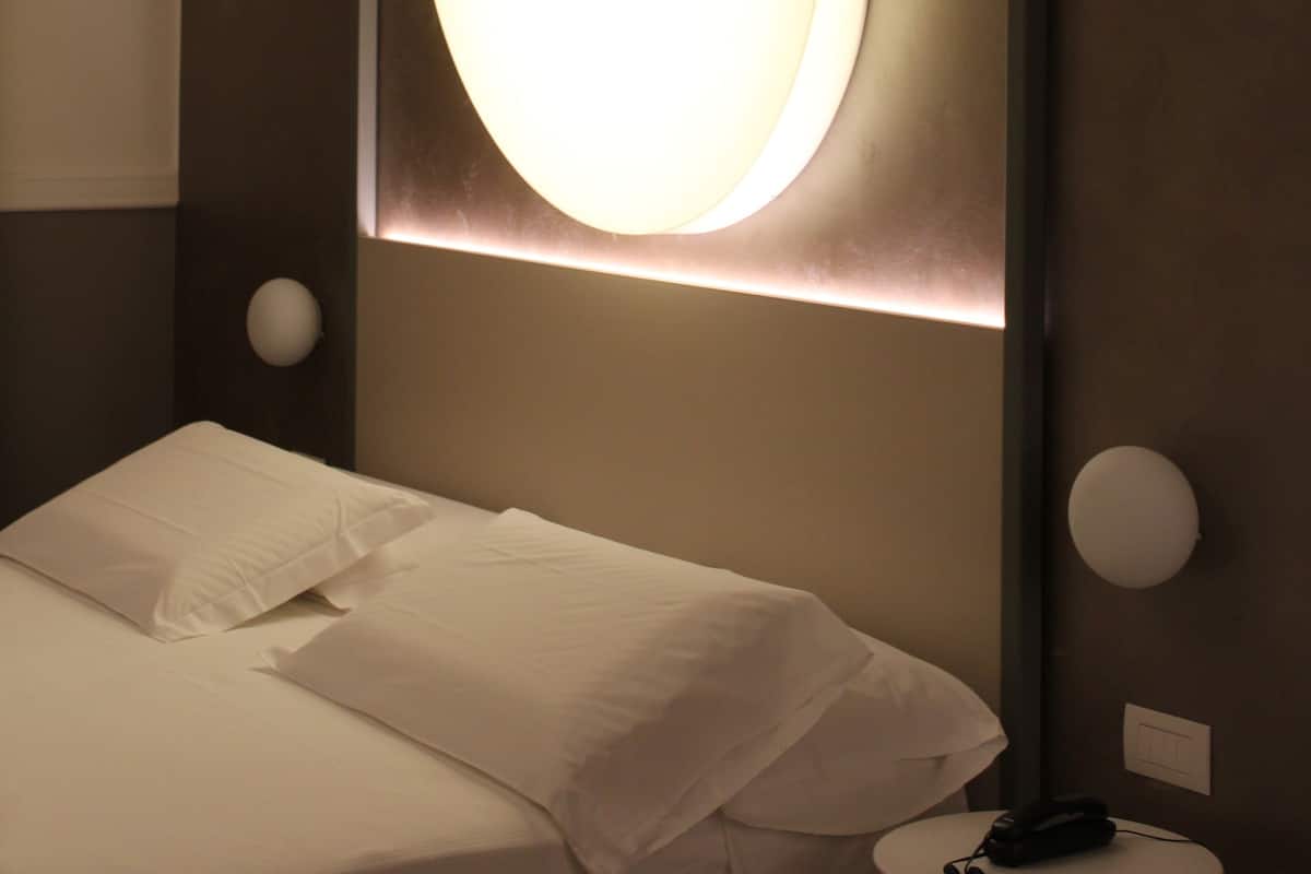 Romantische kamer | Luxe beddengoed, een kluis op de kamer, een bureau, een laptopwerkplek