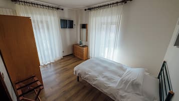 Habitación individual económica | Ropa de cama de alta calidad y caja de seguridad en la habitación