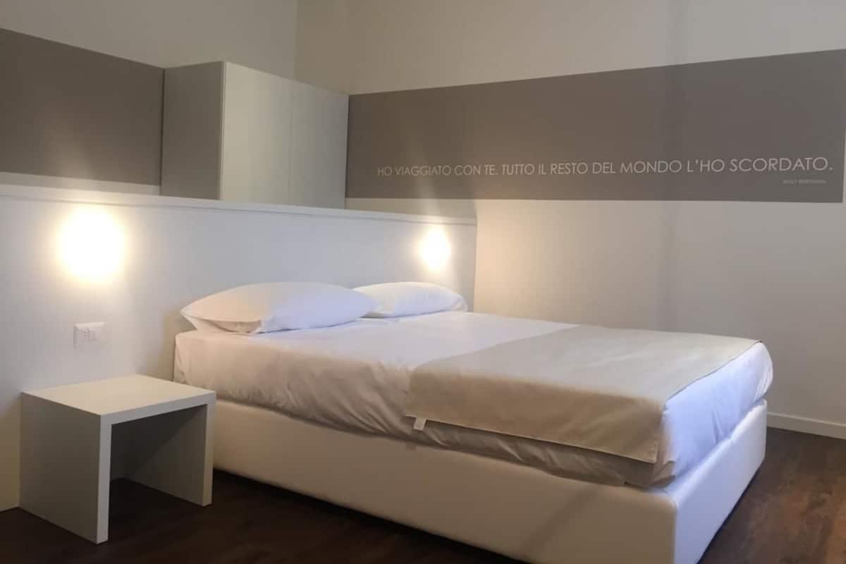 Junior kamer | Luxe beddengoed, een kluis op de kamer, een bureau, een laptopwerkplek