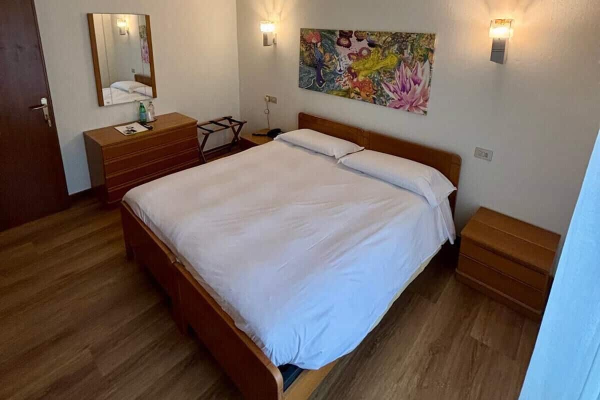 Economy kamer | Luxe beddengoed, een kluis op de kamer, een bureau, een laptopwerkplek