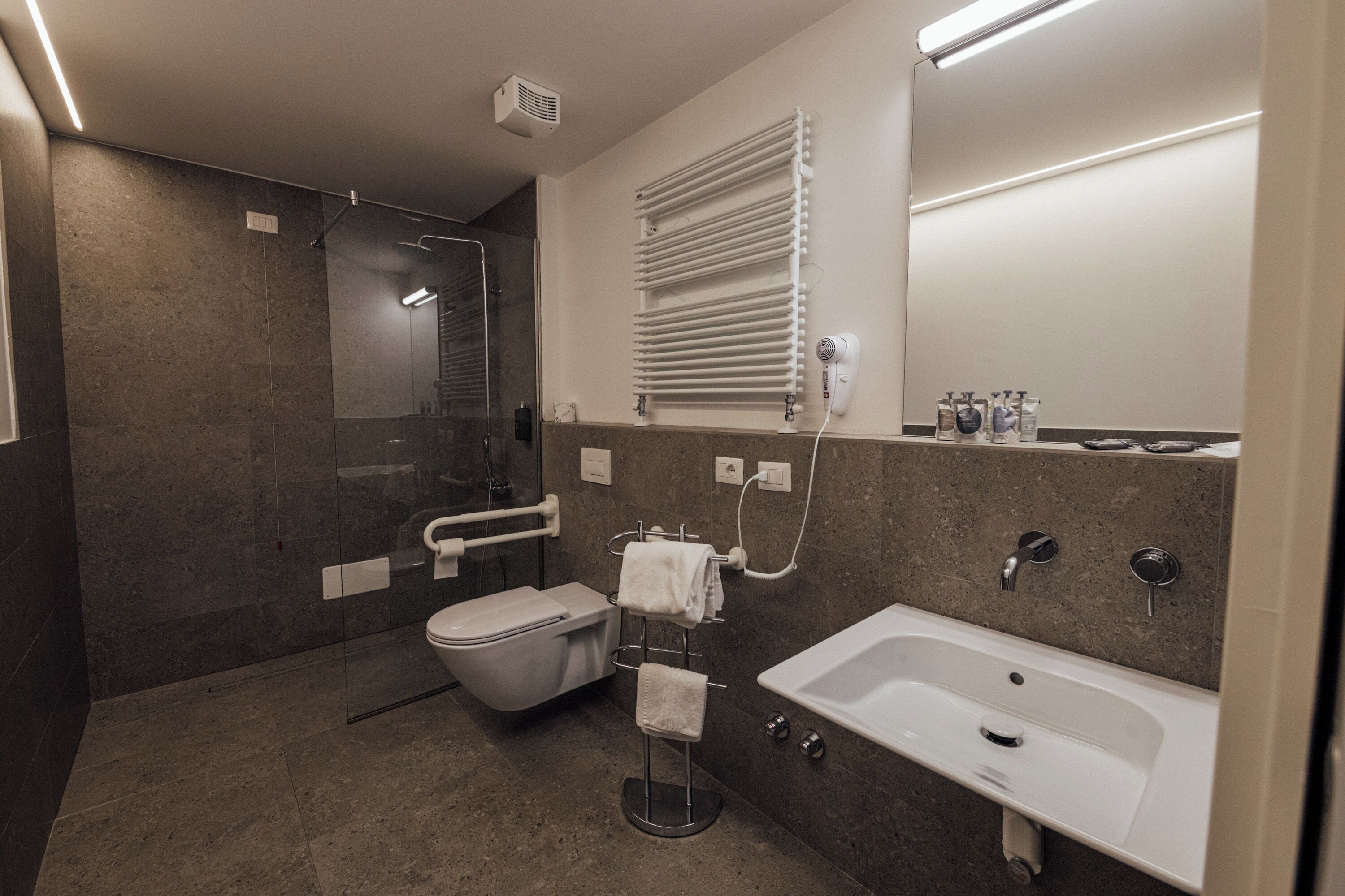 Camera Superior | Bagno | Set di cortesia gratuito, asciugacapelli, accappatoio, bidet