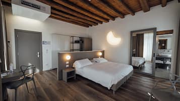 Premium bedding, in-room safe, desk, laptop workspace