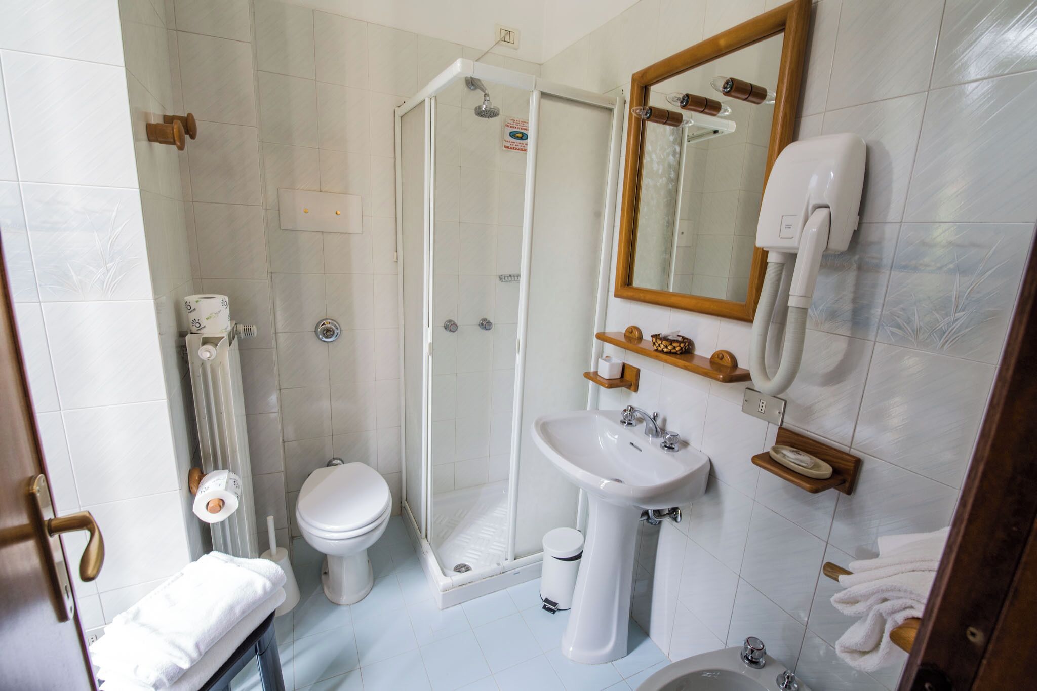 standard room | bathroom | free toiletries, hair dryer, bathrobes, bidet