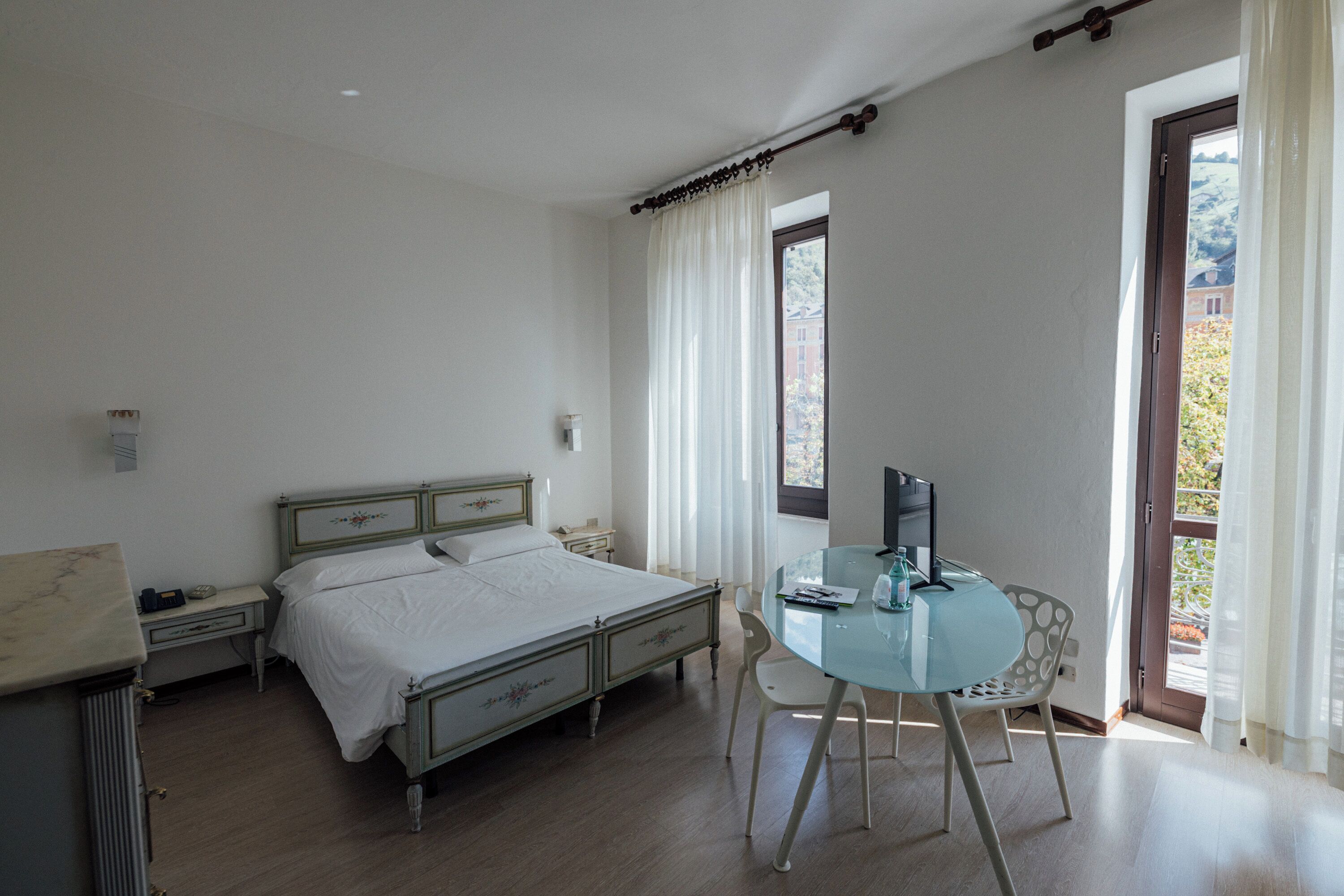 Economy Room | Premium bedding, in-room safe, desk, laptop workspace