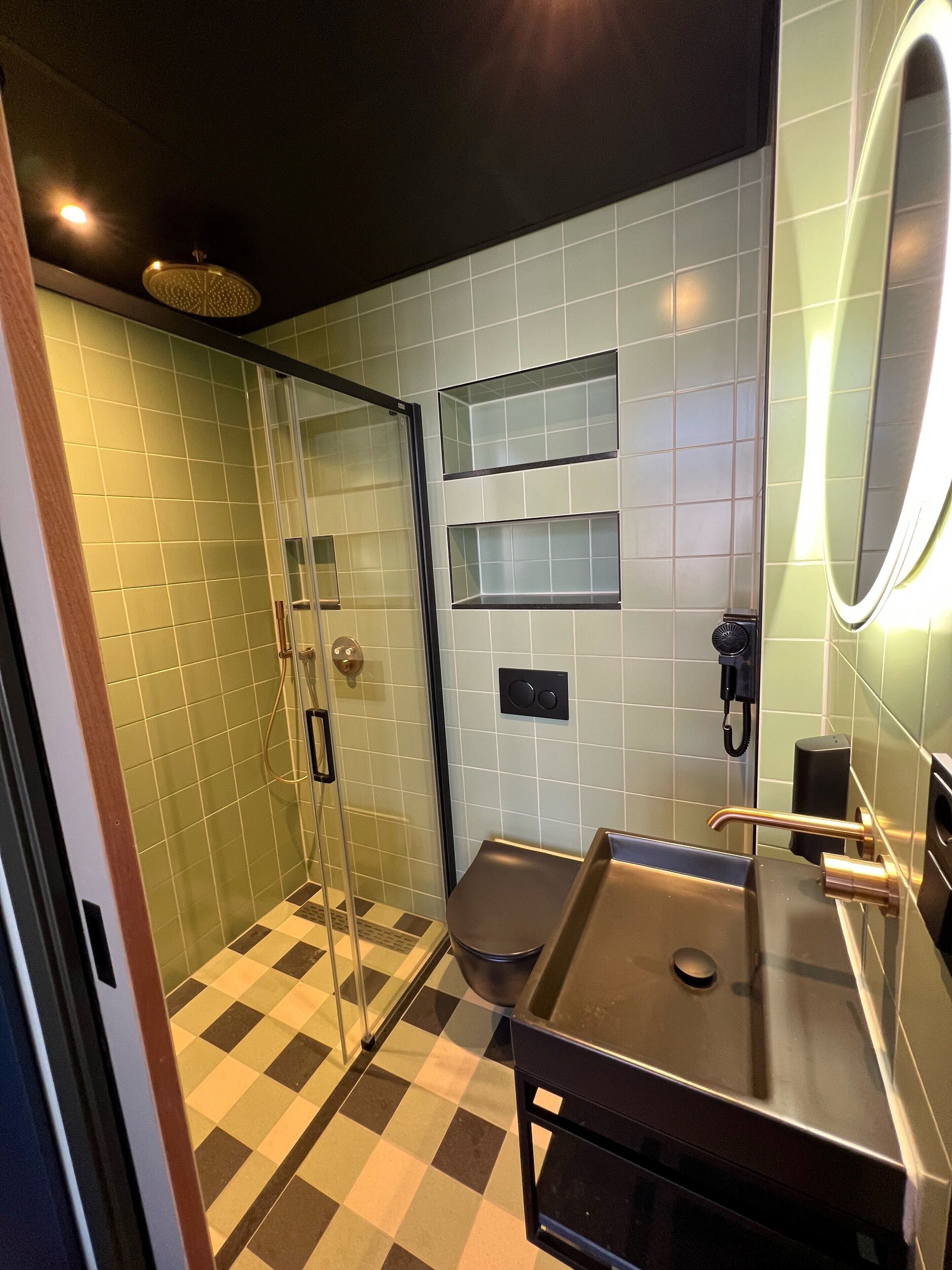 rainfall showerhead, free toiletries, hair dryer, towels