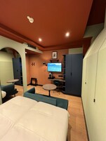 Deluxe Twin Room - Semi-Basement | Coffres-forts dans les chambres, bureau, rideaux occultants