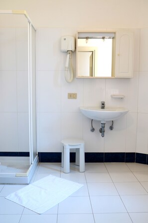 Quadruple Room | Bathroom | Shower, free toiletries, hair dryer, towels - Alloggi Barbaria (Venice)