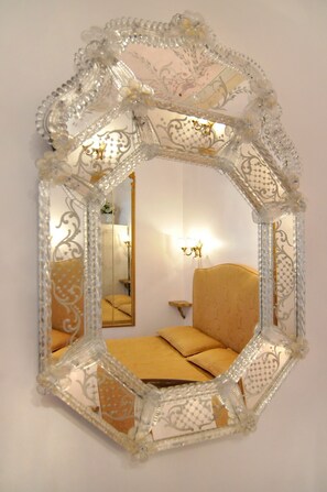 Un espejo con detalles ornamentales, similares al cristal.