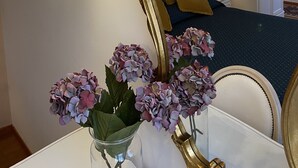 ميني بار وخزنة داخل الغرفة ومكتب وستائر تعتيم