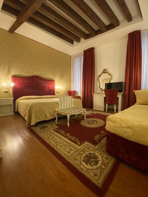 Minibar, in-room safe, individually decorated, desk - Locanda Casa Querini (Venice)